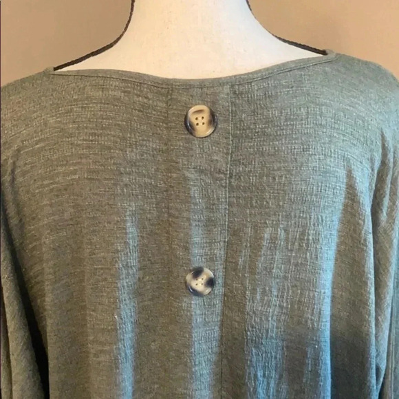 🌹Super cute plus size top🌹
BIN #5 - Picture 6 of 7